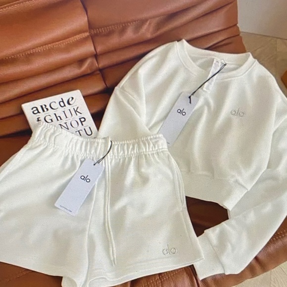 ALO Yoga White Lounge Set - Picture 2 of 4